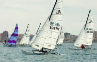 Luc Dubois, Philip Griffich y Marc Jovani/ Jessica Romero  ganaron el Trofeo Akuarela de Catamaranes en Pobla Marina.