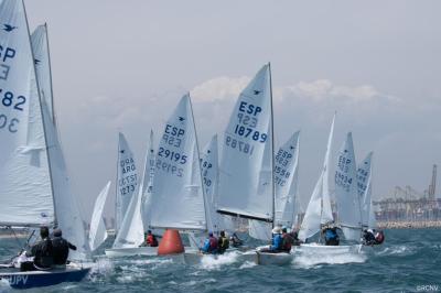 Manu Hens y Alexandre Tinoco mandan en el Gran Trofeo Valencia de Snipe