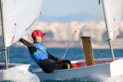Marco Gradoni y Alejandra Pérez se colocan líderes en el Trofeo Euromarina Optimist Torrevieja Marco Gradoni y Alejandra Pérez se colocan líderes en el Trofeo Euromarina Optimist Torrevieja