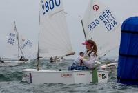 María Perelló, líder en féminas a falta de una jornada en el Mundial Optimist