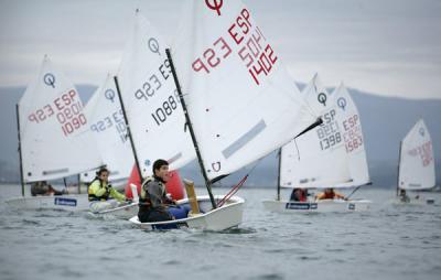 Más de un centenar de Optimist se hacen a la mar en el Trofeo Caixa Galicia de Vilagarcía Más de un centenar de Optimist se hacen a la mar en el Trofeo Caixa Galicia de Vilagarcía