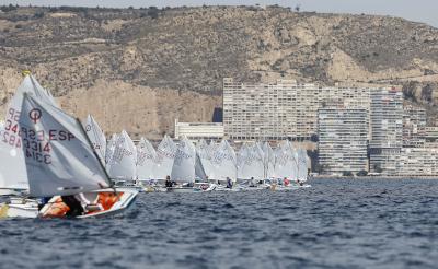 Mateo Carbonell se destaca en cabeza de la Equalite Semana Náutica de Alicante de Optimist