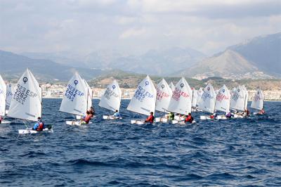 Más de 200 regatistas en el Open Clase Optimist – Trofeo Dictum Abogados Más de 200 regatistas en el Open Clase Optimist – Trofeo Dictum Abogados