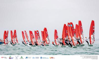 Máxima exigencia en la bahía gaditana en el ecuador del ‘International iQFOil Games Andalucía’ Máxima exigencia en la bahía gaditana en el ecuador del ‘International iQFOil Games Andalucía’