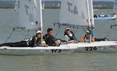 Nahuel Rodríguez y Jesús Flórez-Estrada, en el grupo Oro del Europeo juvenil de Láser 4.7  