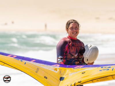 Nuevo título internacional en la Tarifa Wing Pro para la rider del Club Náutico Sevilla Nía Suardíaz, que consolida liderato en surf-freestyle