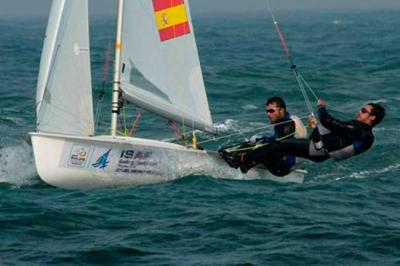 Onan Barreiros y Juan Curbelo, siguen en puestos de podium de la Copa del Mundo de Vela en Abu dhabi