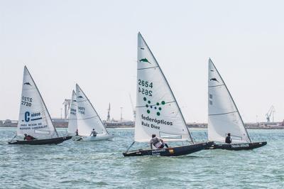 Penúltimo y decisivo asalto en la bahía de Cádiz de la XX Liga de Patín a Vela Penúltimo y decisivo asalto en la bahía de Cádiz de la XX Liga de Patín a Vela