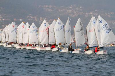 Poco viento en el arranque del Meeting de optimist con catalanes y valencianos en el podio Poco viento en el arranque del Meeting de optimist con catalanes y valencianos en el podio