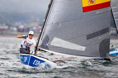 Primera jornada para los Finn, 49er y 49er FX, tras la que el español Joan Cardona se sitúa en puestos de medalla de la clase Finn, tercero de la provisional Primera jornada para los Finn, 49er y 49er FX, tras la que el español Joan Cardona se sitúa en puestos de medalla de la clase Finn, tercero de la provisional