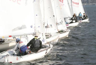 Primera jornada sin viento - Semana del Atlántico. La flota aguantó cuatro horas en el agua, pero un viento rolón impidió la celebración de una sola prueba en la Ría de Vigo Primera jornada sin viento - Semana del Atlántico. La flota aguantó cuatro horas en el agua, pero un viento rolón impidió la celebración de una sola prueba en la Ría de Vigo