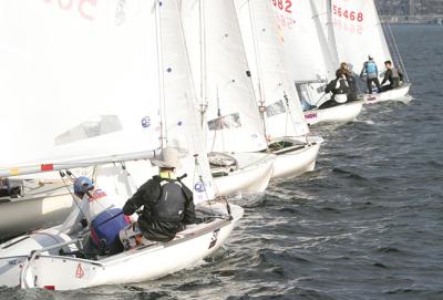 Primera jornada sin viento - Semana del Atlántico. La flota aguantó cuatro horas en el agua, pero un viento rolón impidió la celebración de una sola prueba en la Ría de Vigo