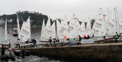 Primero la niebla y luego la falta de viento deslucieron el Iberico de ILCA en la Ría de Vigo Primero la niebla y luego la falta de viento deslucieron el Iberico de ILCA en la Ría de Vigo