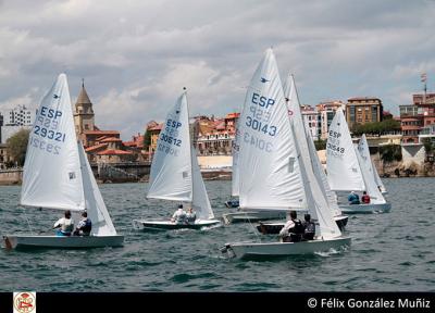 Primeros líderes del Trofeo de Verano de Vela Ligera del Real Club Astur de Regatas. Primeros líderes del Trofeo de Verano de Vela Ligera del Real Club Astur de Regatas.