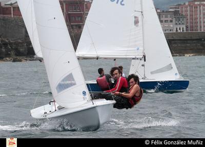 Primeros líderes del Trofeo de Verano de Vela Ligera del Real Club Astur de Regatas. Primeros líderes del Trofeo de Verano de Vela Ligera del Real Club Astur de Regatas.