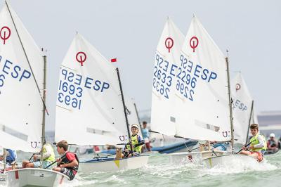 Primeros pases del Campeonato de Andalucía de Optimist 2019 en la bahía gaditana Primeros pases del Campeonato de Andalucía de Optimist 2019 en la bahía gaditana