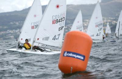 Rachas de hasta 30 nudos anulan la primera jornada de la puntuable para la Selección Gallega de Láser en Sanxenxo