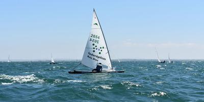 Rafael Ruiz levanta la copa autonómica de Patín a Vela en Chipiona Rafael Ruiz levanta la copa autonómica de Patín a Vela en Chipiona