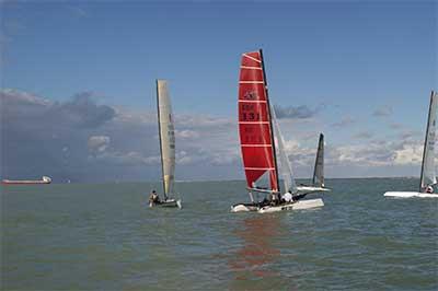 Santiago Nieto y su Clase A renuevan título de campeón en la Liga de Catamarán, Trofeo Capitán Fantasma que finalizó este sábado en aguas de Chipiona. Santiago Nieto y su Clase A renuevan título de campeón en la Liga de Catamarán, Trofeo Capitán Fantasma que finalizó este sábado en aguas de Chipiona.