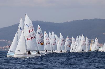 Se celebró con éxito la 1ª jornada de vela ligera de la Semana Abanca pudiendo competir todas las clases Se celebró con éxito la 1ª jornada de vela ligera de la Semana Abanca pudiendo competir todas las clases