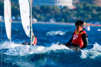 Tercera jornada del Campeonato de Europa en Crotone y de nuevo el fuerte viento obliga a modificar el programa Tercera jornada del Campeonato de Europa en Crotone y de nuevo el fuerte viento obliga a modificar el programa