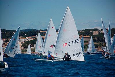 Toda la flota catalana activa de la classe Laser Standard, radial y 4.7 preparada para disputar el emblématico trofeu Toni Pelegrí Toda la flota catalana activa de la classe Laser Standard, radial y 4.7 preparada para disputar el emblématico trofeu Toni Pelegrí
