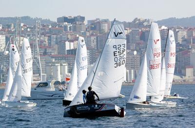 Tone Pérez y Ana Santirso lideran el Vaurien en la Semana del Atlántico Tone Pérez y Ana Santirso lideran el Vaurien en la Semana del Atlántico