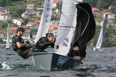 Toné Pérez y Laura Llópiz dominan el Trofeo Repsol de Vaurien que se celebra en Marina Combarro Toné Pérez y Laura Llópiz dominan el Trofeo Repsol de Vaurien que se celebra en Marina Combarro