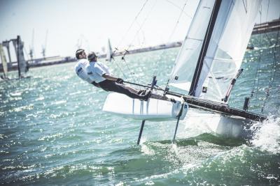 Tres catamaranes Clase A se enfrentan a las duras condiciones por la recompensa de Tío Pepe. Tres catamaranes Clase A se enfrentan a las duras condiciones por la recompensa de Tío Pepe.