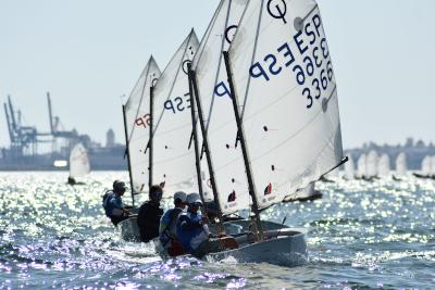 Tímido arranque del 8º Trofeo de la Hispanidad en la bahía de Cádiz