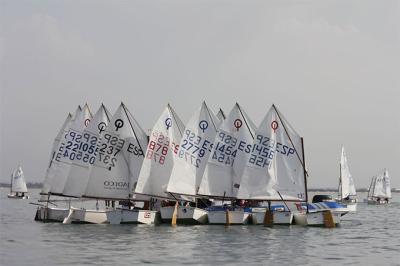 Tímido arranque del II Trofeo de la Hispanidad de Optimist en la bahía de Cádiz Tímido arranque del II Trofeo de la Hispanidad de Optimist en la bahía de Cádiz