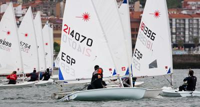 Vela Ligera Ochenta regatistas abren el XIX Trofeo José Luis Azqueta Vela Ligera Ochenta regatistas abren el XIX Trofeo José Luis Azqueta