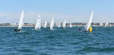 Vicente Climent, imparable en cabeza de la 22ª Liga de Patín a Vela en la bahía gaditana Vicente Climent, imparable en cabeza de la 22ª Liga de Patín a Vela en la bahía gaditana