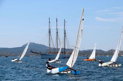 Viento suave y navegación en conserva en la segunda etapa de la Vuelta en Patín a Vela Viento suave y navegación en conserva en la segunda etapa de la Vuelta en Patín a Vela