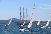 Viento suave y navegación en conserva en la segunda etapa de la Vuelta en Patín a Vela