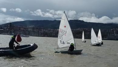 Vientos de 15 nudos en la penúltima jornada del Trofeo Erecacho-Say Languages de vela ligera Vientos de 15 nudos en la penúltima jornada del Trofeo Erecacho-Say Languages de vela ligera