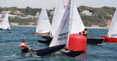 XIV Liga de Invierno de Patín a Vela. El gaditano Rafael Ruiz anota los dos tantos de la 8ª jornada XIV Liga de Invierno de Patín a Vela. El gaditano Rafael Ruiz anota los dos tantos de la 8ª jornada