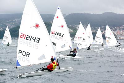 XXI Semana del Atlántico – Láser y Fórmula Foil: Golpe de mano portugués en una jornada de gran dificultad en la ría viguesa, que permitió celebrar una sola prueba XXI Semana del Atlántico – Láser y Fórmula Foil: Golpe de mano portugués en una jornada de gran dificultad en la ría viguesa, que permitió celebrar una sola prueba