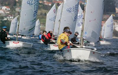 Yago Barca (RCN Sanxenxo) lidera la Regata Aceites Abril, el Gallego de Optimist Yago Barca (RCN Sanxenxo) lidera la Regata Aceites Abril, el Gallego de Optimist
