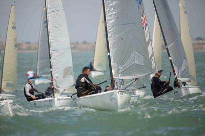 Álvaro Ballesteros renueva título autonómico en la clase Finn. Ignacio Toronjo estrena título entre los Europa Álvaro Ballesteros renueva título autonómico en la clase Finn. Ignacio Toronjo estrena título entre los Europa