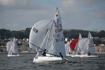 Óscar Gómez y Marcos Castro dominan en el Trofeo de 420 del CN de Ribeira Óscar Gómez y Marcos Castro dominan en el Trofeo de 420 del CN de Ribeira
