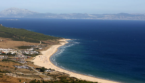 Estrecho de Gibraltar. A la Izquierda el Faro de Tarifa. Al fondo África Estrecho de Gibraltar. A la Izquierda el Faro de Tarifa. Al fondo África