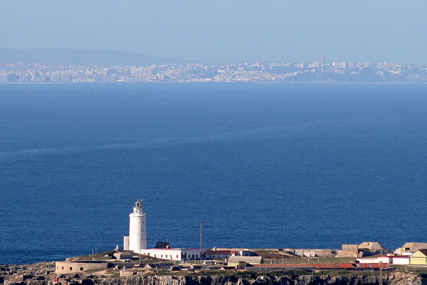 Estrecho de Gibraltar. Al fondo Tanger. En primer plano el Faro de Punta Tarifa Estrecho de Gibraltar. Al fondo Tanger. En primer plano el Faro de Punta Tarifa