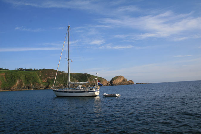 Fondeado al socaire de Punta del Castro Fondeado al socaire de Punta del Castro