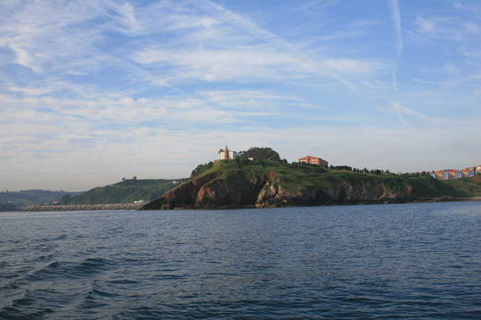 Punta del Cuerno. Faro de Candás desde el NE Punta del Cuerno. Faro de Candás desde el NE