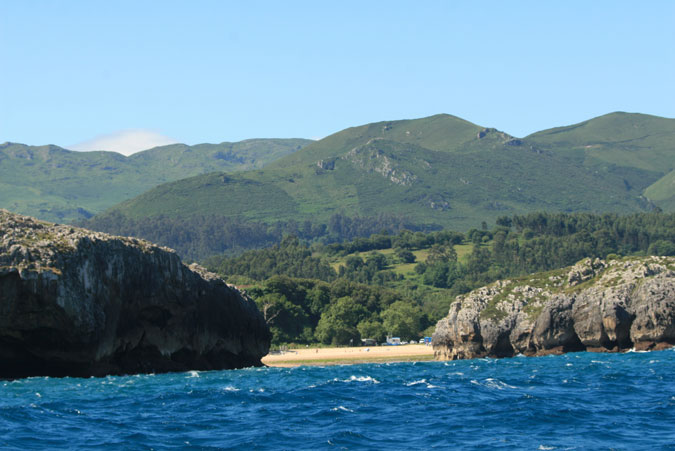 Ensenada y playa de Cuevas de Mar. Río de Nueva. Ensenada y playa de Cuevas de Mar. Río de Nueva.