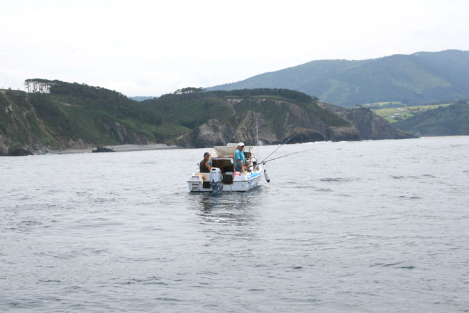 Pescando cerca de la Playa de Bozo en el bajo el Serrón Pescando cerca de la Playa de Bozo en el bajo el Serrón