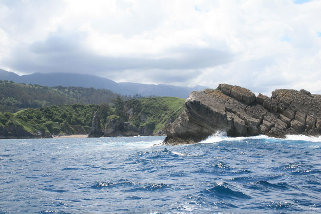 La Playa de Pendueles y sus rocas apuntando al cielo desde la mar. La Playa de Pendueles y sus rocas apuntando al cielo desde la mar.