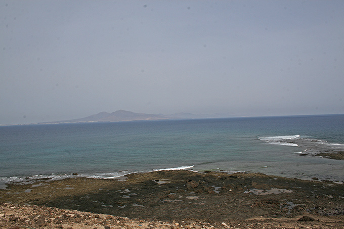 Punta San Martiño. Norte de Lobos. Al fondo Lanzarote Punta San Martiño. Norte de Lobos. Al fondo Lanzarote