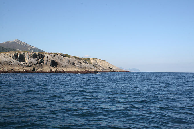 La costa navegando hacia la Ensenada de Oriñón La costa navegando hacia la Ensenada de Oriñón